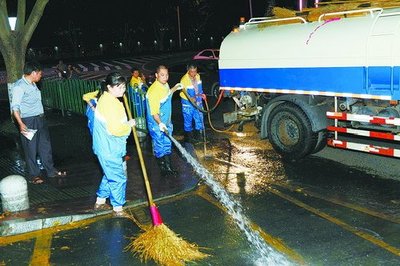 厦门市区主干道每周清洗一次 道路洗出清新容颜(图)