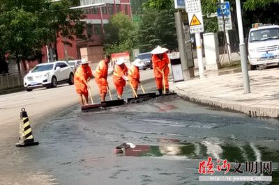 临沂环卫集团雨后清理淤泥 保持路面整洁