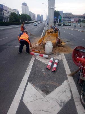 徐东高架桥上限高架被撞断 环卫紧急处理保道路通畅