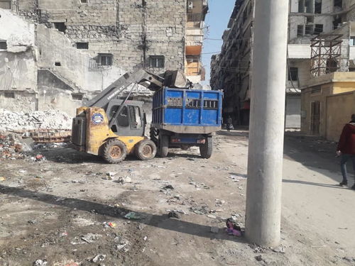 叙利亚大城市阿勒颇重建 中国龙工车清理垃圾,协助铺沥青修路