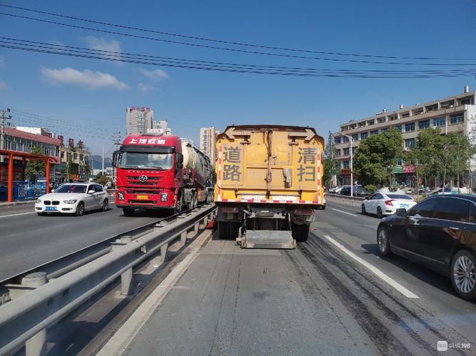 5日横峰一级公路东塘菜市场边上 看到一辆未悬挂车辆号牌的道路清扫车