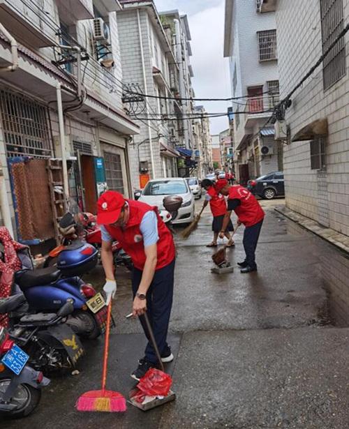 志愿者在进行道路清扫.受访单位供图