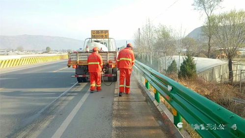 武山公路段 清洗交安设施 美化路域环境