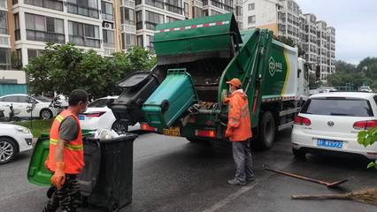 借雨作业,市区两级环卫部门打造清洁环境迎中秋