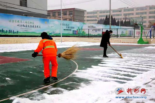 河曲环卫及时清理积雪切保道路畅通安全