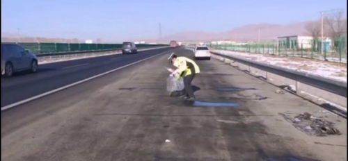消除隐患 清理路面散落物