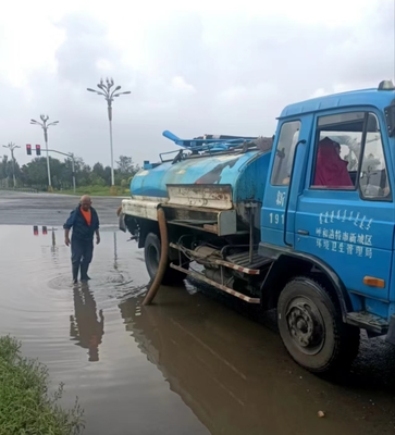 强化雨后清扫保洁 保障道路环境卫生