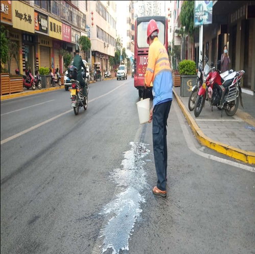 及时清洗道路油污 消除安全隐患