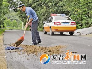 公路局紧急清理路面污染