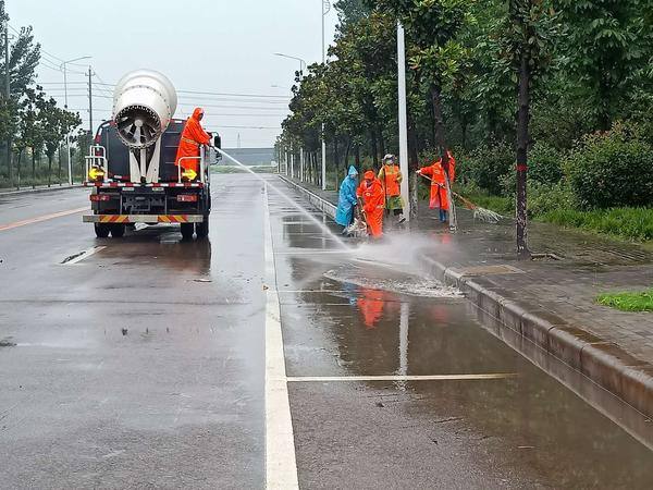 暴雨后道路清淤保洁,仁仁洁启用环卫保洁应急方案,保障道路.