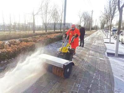 兰州新区千余名环卫工及时清扫道路积雪