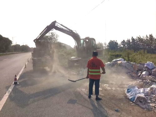 关注 高邮公路清理路肩300平方米建筑垃圾......