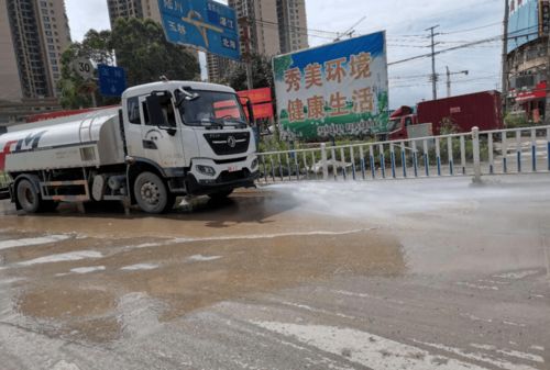 头一次见 博白街头惊现清洗护栏神器