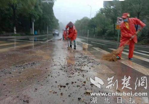 闻 汛 而动 襄阳市区两级城管部门全员应对暴雨天气