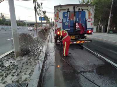 玉泉区环境卫生服务中心全面开启夜间常态化道路清洗作业模式