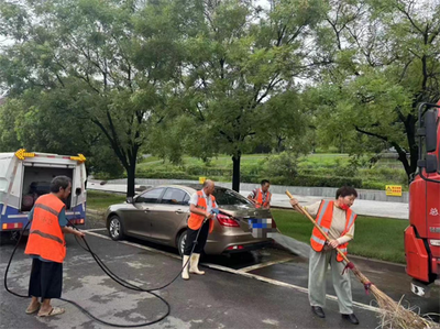 暴雨后漯河城管迅速清淤保洁 还原城市靓丽本色