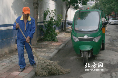 垃圾堆积影响环境 环卫部门及时清运-垃圾-北方网-民生频道