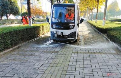 加强道路保洁 改善空气质量