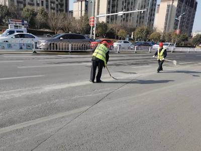 薛城区综合行政执法大队及时清洗道路“大花脸”
