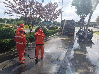 雨后清洁不停歇 环卫工人清扫忙