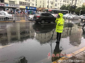 青岛交警又变 浇警 雨中保安全畅通