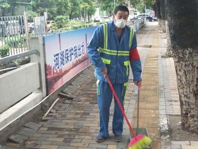 疫情下环卫工的日常:每天消杀9万平方米