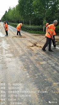 荥阳市公路局 清理道路泥土 确保蓝天白云