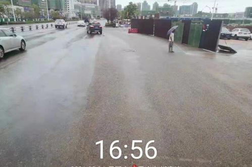 大足区环卫管理所清理路面渣土,维护道路环境