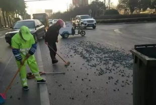 城管局指挥中心快速反应清理路障确保道路安全通畅