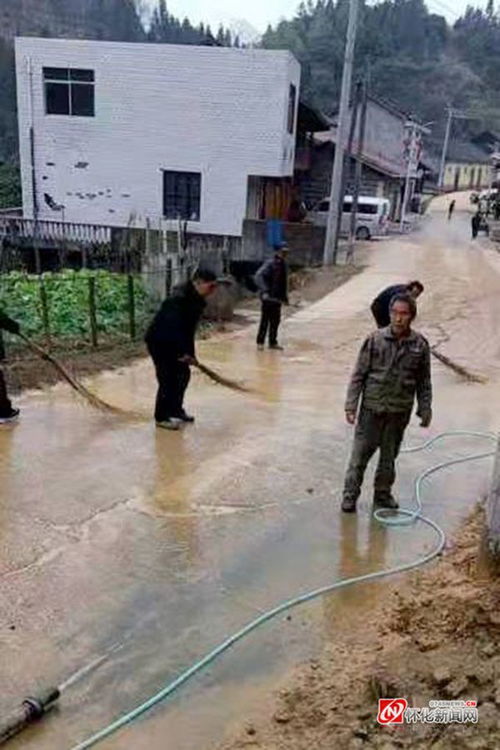苏木溪瑶族乡干群清洗淤泥路 保障道路清洁