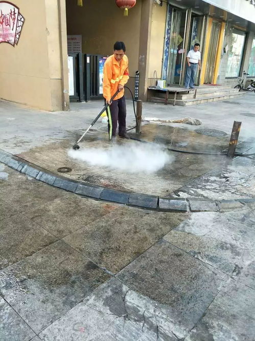 桥西环卫开展道路油污集中清洗行动