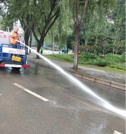 漯河郾城区环卫服务中心多项举措清理雨后道路淤泥