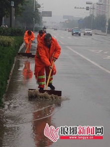 环卫工 借雨作业 加大雨天道路清扫保洁工作