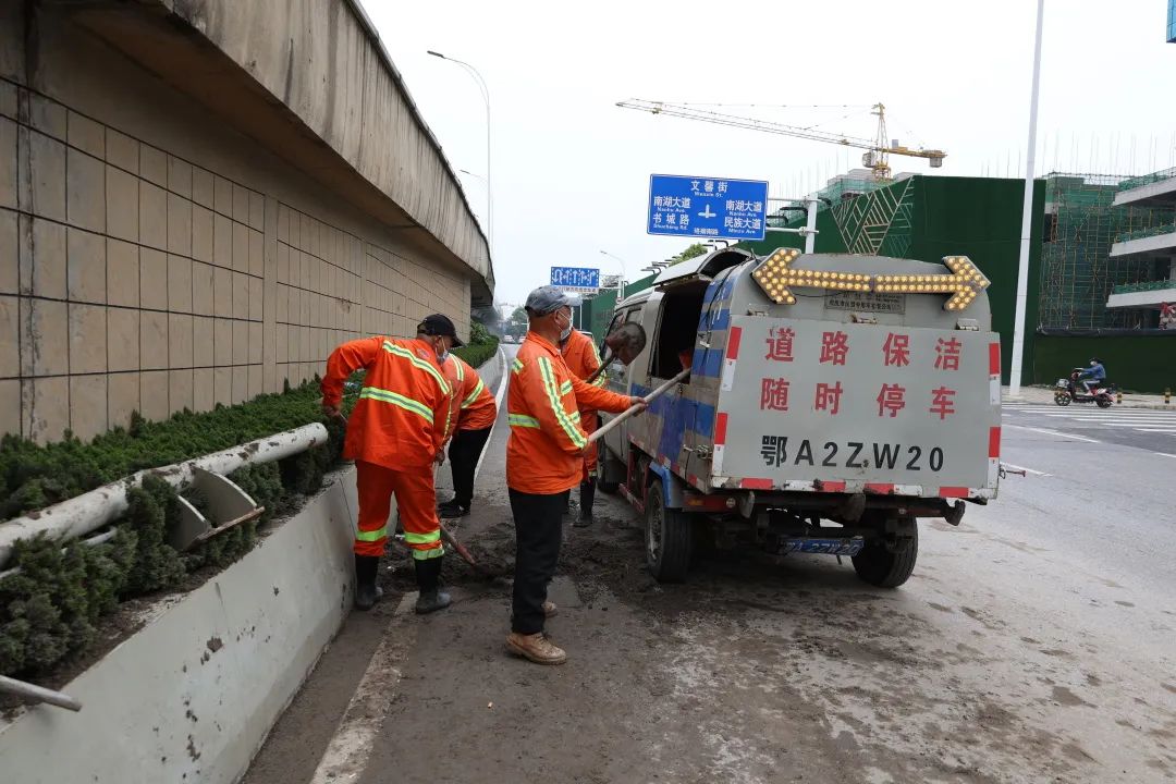载土农用车污染路面,洪山城管迅速清理现场