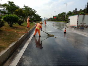 强化道路清扫保洁 打造干净整洁行车环境