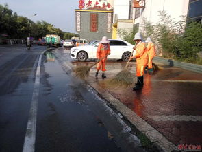 薛城环卫处组织人员清洗路面