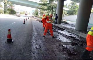 经开保洁下雨天积极行动,清淤泥,通道路