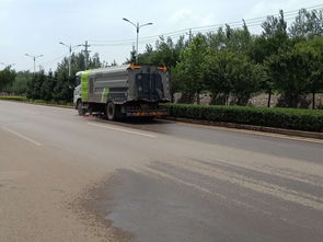 壶关县环卫队集中清洗道路及护栏提升道路颜值