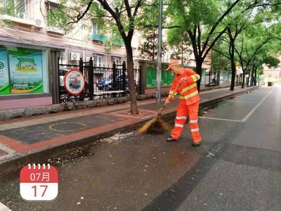「擦亮城市西大门」精细化保洁作业 降低道路积尘负荷
