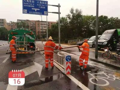 「擦亮城市西大门」精细化保洁作业 降低道路积尘负荷