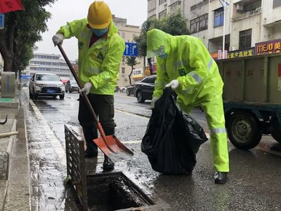 确保雨天道路安全,桥头环卫部门加班加点清理下水道