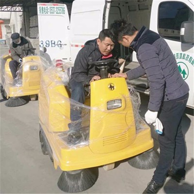 电动扫地车是一款高效的道路清扫设备,小林清洁倾注十年专业研发生产电动扫地车。产品适合市场,为客户增值。