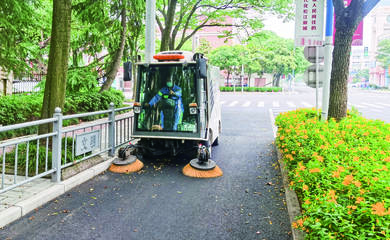 垃圾日产日清 道路全面清扫 环卫行业开展“清积存、大扫除、大冲洗”专项行动