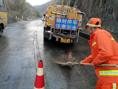 春运保障 三明永安 两辆大车侧翻致堵车 公路人抢险保通