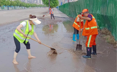 资中县综合行政执法局:强化雨后清扫保洁 保障道路洁净畅通