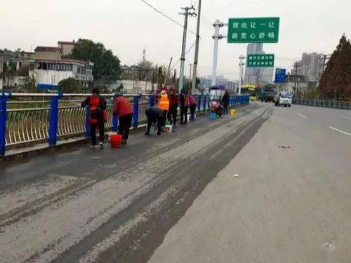 创建洁净出行环境 银屏镇开展道路护栏集中清洗行动