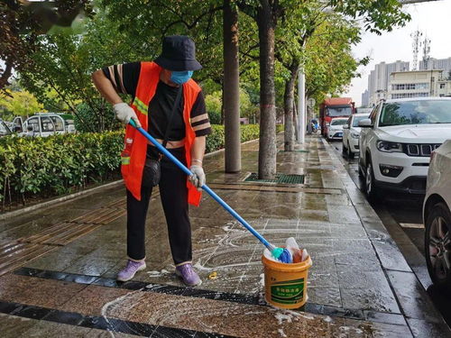 市环卫服务中心清理文化路油渍污渍