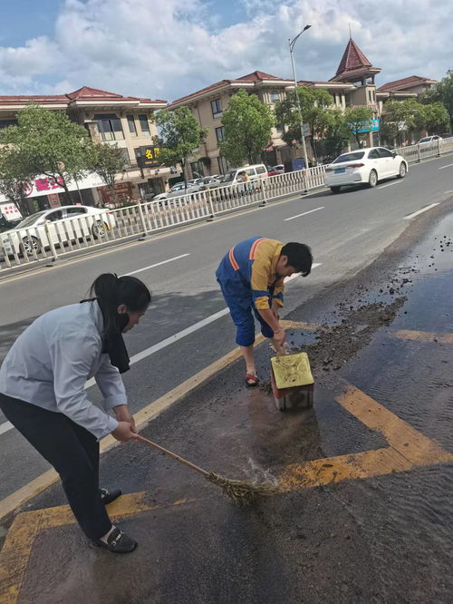 市环卫所及时清理路面遗撒沙石