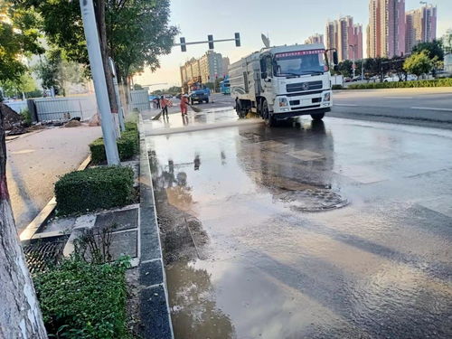 忻州市城市管理局应对强降雨 及时清理道路淤泥