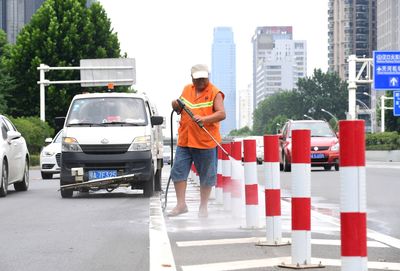 人工精细维护,让城市家具保持亮色